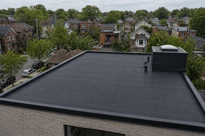 Selecting the Right Flat Roofer in Toronto: A Comprehensive Guide to Low-Slope Systems